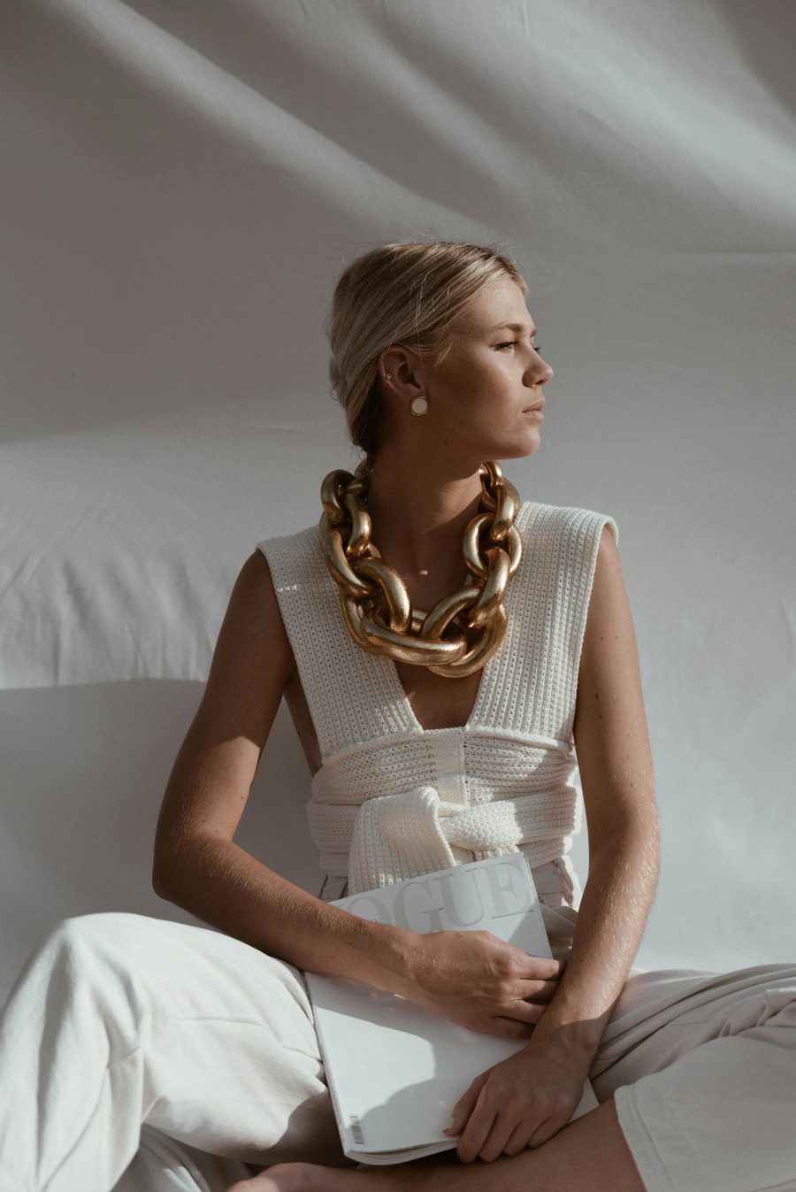 Frau in Creme, ruhig und bei sich